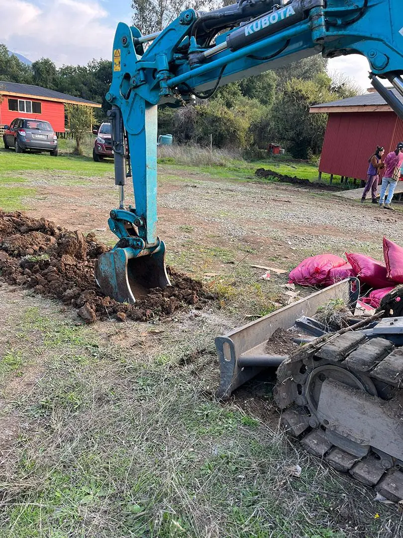 Movimiento de tierra con excavadora durante obras de regeneración de un predio